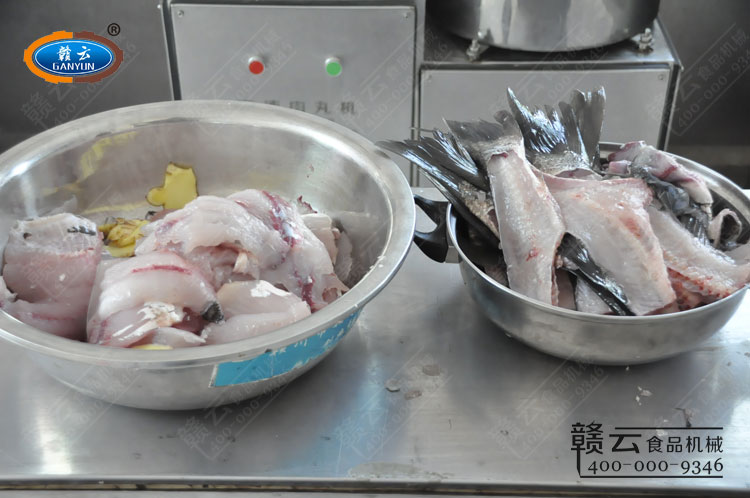 手工采出來(lái)的魚(yú)肉和剔除的大魚(yú)刺