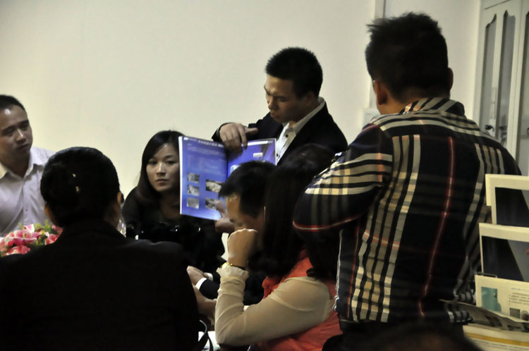 贛云代表張繼云先生向企業(yè)聯(lián)合會(huì)成員介紹公司產(chǎn)品