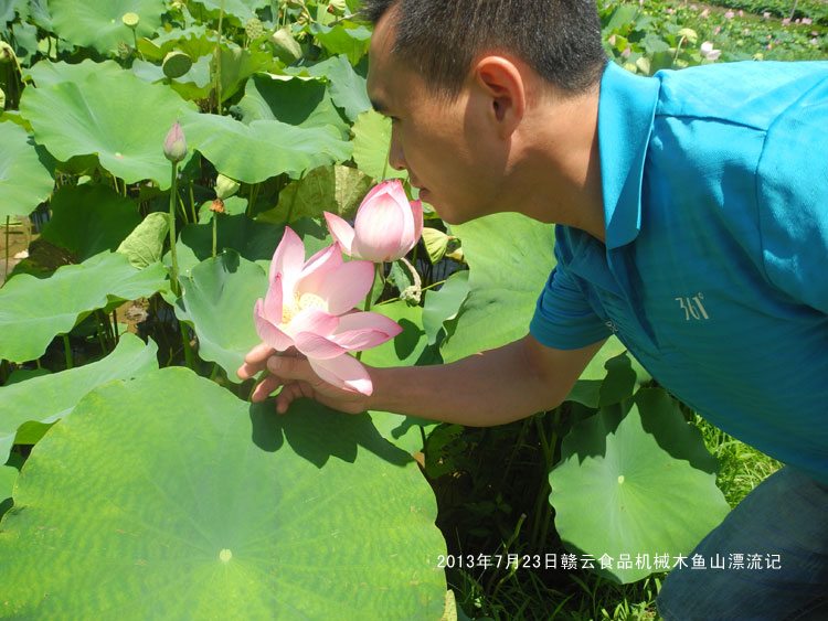 這個哥們愛沾花惹草-贛云食品機(jī)械木魚山叢林漂流記