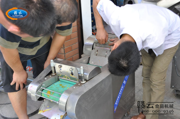 贛云工作人員演示多功能切菜機(jī)的切菜效果厚薄調(diào)節(jié)