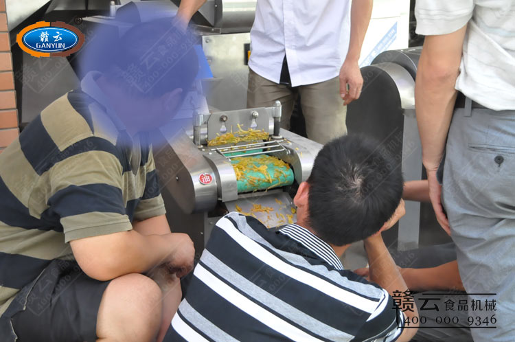 該食品加工廠采購部成員觀看試機(jī)演示過程。