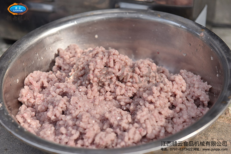 經(jīng)過魚肉采肉機和絞肉機絞碎的魚蓉